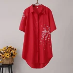 robe élégante femme avec fleurs rouges