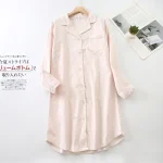 l'élégance d'une chemise de nuit en flanelle à carreaux