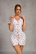 chemise de nuit femme à l'apparence raffinée avec motifs de cœurs