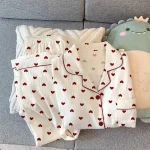 nuit paisible en chemise de nuit