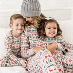 chemise de pyjama femme motifs Noël cœurs assortis